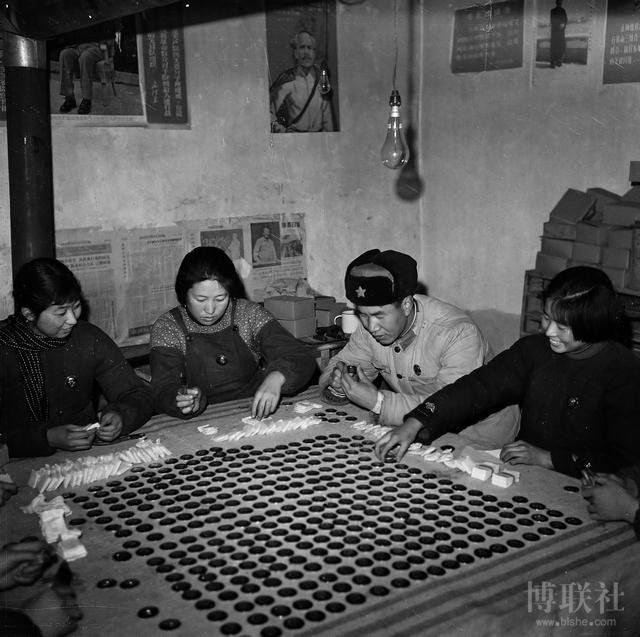 1968年，延安地区像章厂的军代表和质检科工人一起检验、包装毛主席像章