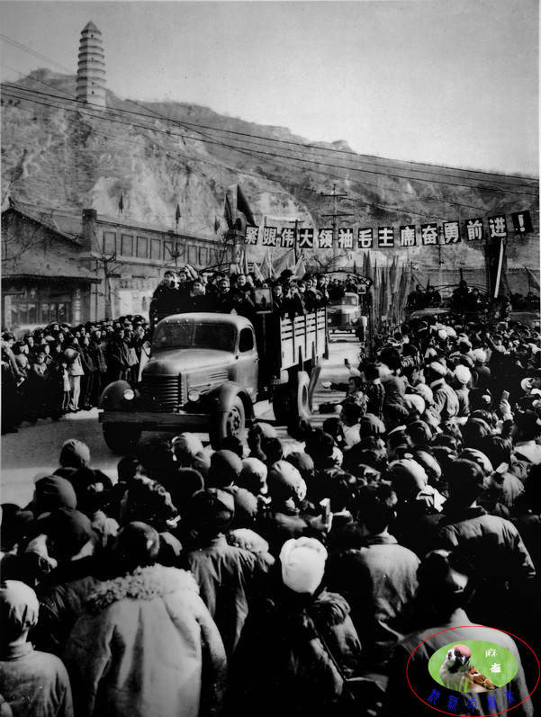 1969年，延安人民夹道欢迎北京知青赴延安插队落户