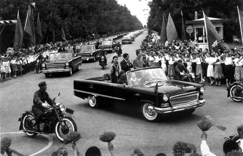 10、1970年7月2日，周恩来总理陪同西哈努克亲王乘坐红旗敞蓬车前往宾馆。