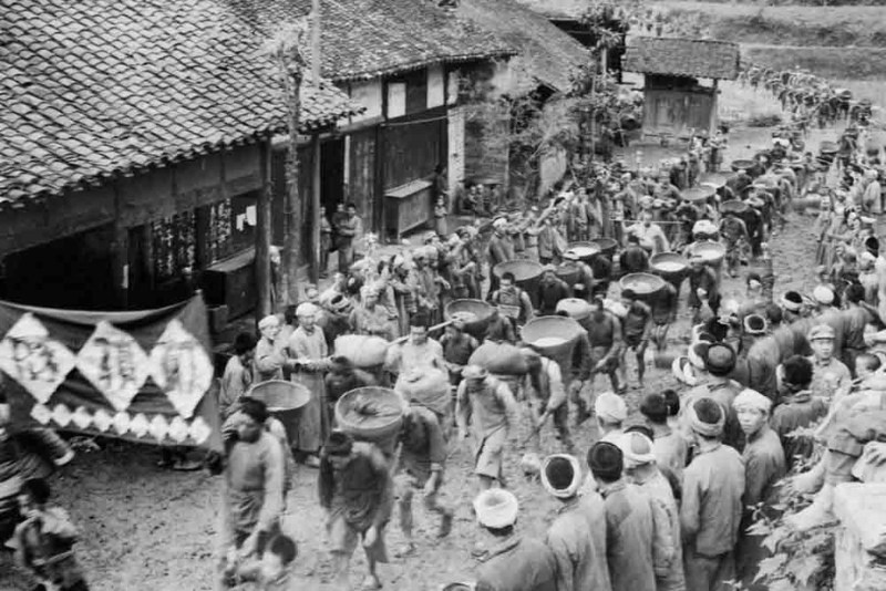 1950年10月25日，贵州省道真县玉溪乡农民群众自动组织献粮队，300多人向政府和解放军献粮一万零九斤。