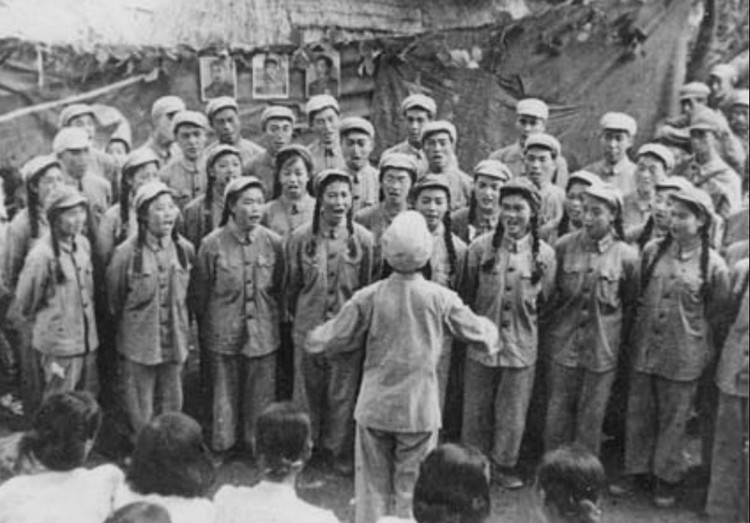 1951年夏，抗美援朝第五次战役结束以后，志愿军第12军文工团在朝鲜谷山为当地老乡演出。