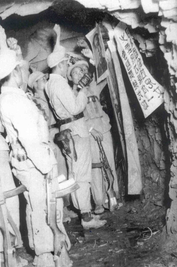 1952年9月18日，志愿军和人民军依托坑道工事，举行全线战术反击作战。图为志愿军某部战士出击前纷纷表决心