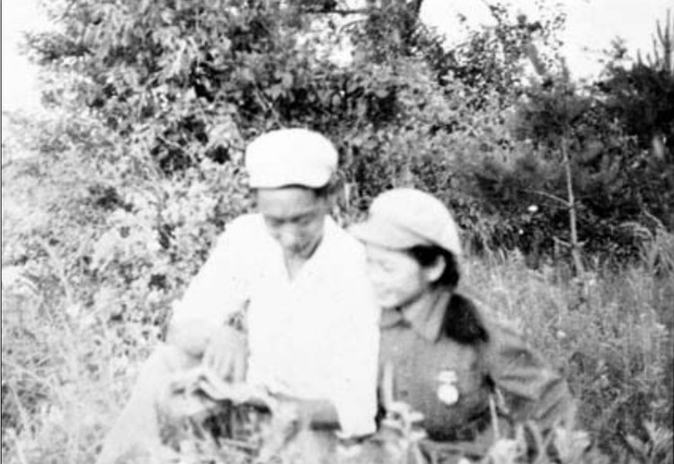 1952年夏，志愿军工兵第18团宣传队队员艺兵（右）在朝鲜与战友合影留念