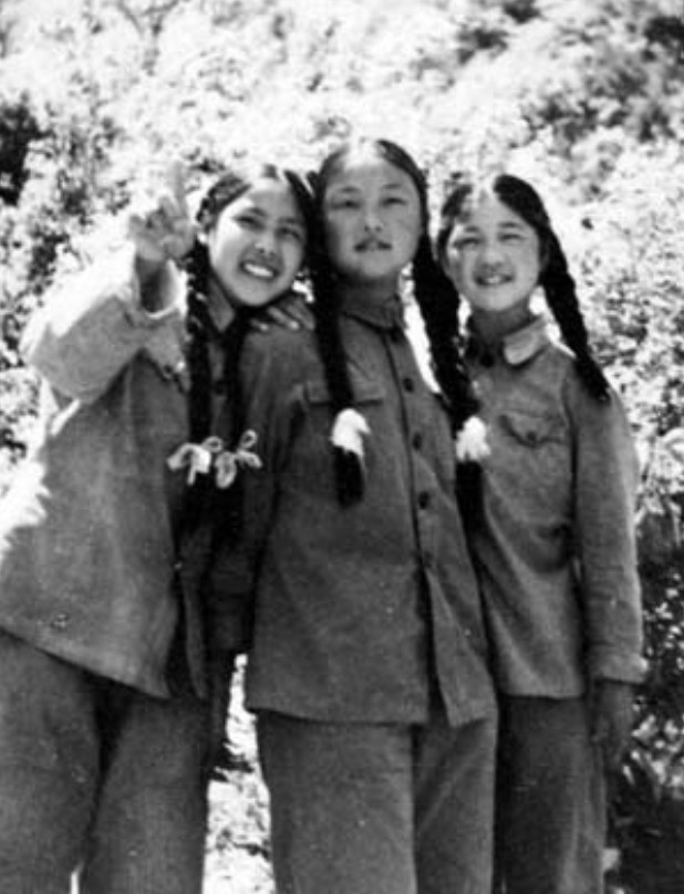 1952年夏，志愿军工兵第18团宣传队队员艺兵（右）在朝鲜与战友合影留念。