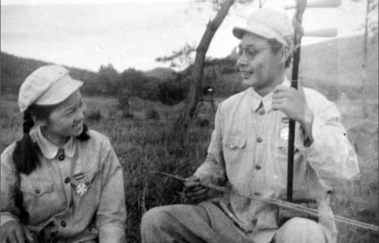 1952年夏，志愿军工兵第18团宣传队队员艺兵（左）在朝鲜与战友合影留念。