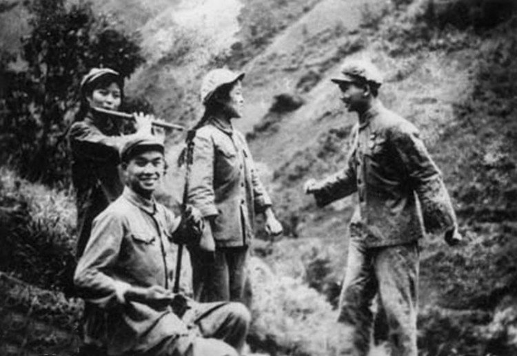 1952年，志愿军第12军文工团在朝鲜某地山沟里排练表演唱“美军十大怕