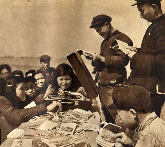 1953 “文化挑”带来的都是农民们喜闻乐见的书刊和唱片。