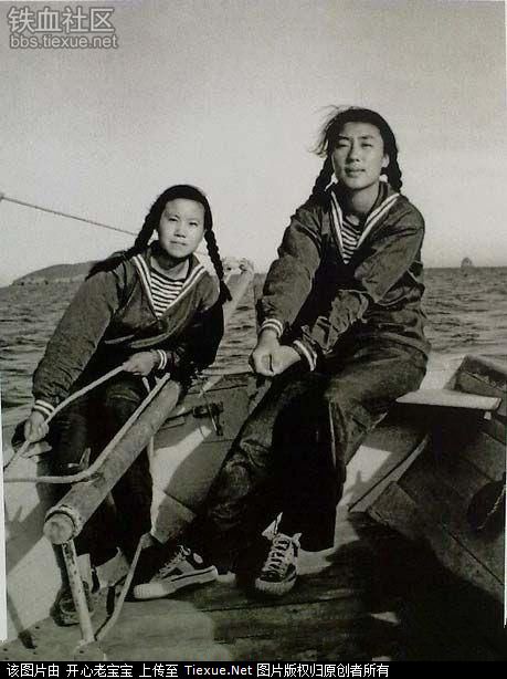 1953 辽宁大连海运学院驾驶系的学生在学习掌舵