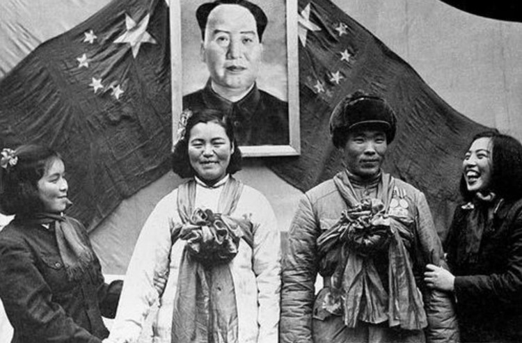 1953年12月1日，中国人民志愿军某部骑兵通讯班班长董世贵和河北省劳动模范高桂珍在朝鲜前线某地举行结婚典礼。