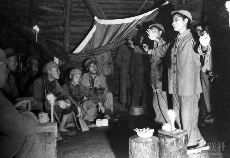 1953年6月，朝鲜前线，中国人民志愿军第一军文工团为即将参战的战士演出   王凌 摄
