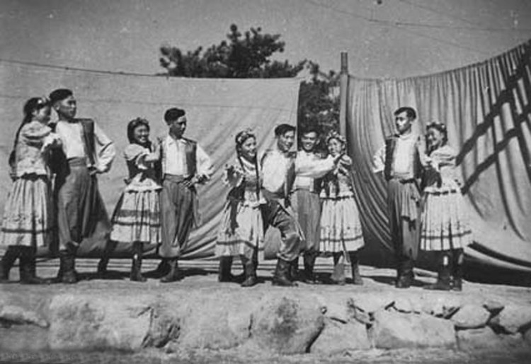 1953年7月27日，停战协议签订以后，志愿军第12军文工团才有了从国内运来的服装、道具。这是他们下部队演出《集体乌克兰》