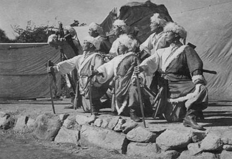 1953年7月27日，停战协议签订以后，志愿军第12军文工团才有了从国内运来的服装、道具。这是他们下部队演出《藏民骑兵舞》。