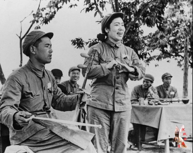 1953年,中国人民第二届赴朝鲜慰问团文艺工作团在前线进行慰问演出。图为著名豫剧演员常香玉演出歌唱志愿军抗美援朝的小调