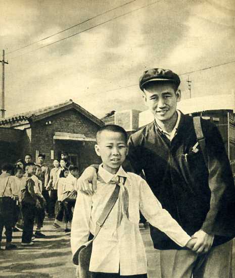 1954 国营天津第一棉纺厂工人李连才和他的儿子文生。每逢星期一、三、五，当文生从职工子弟小学入学出来的时候，总会碰见他到职工业余学校来上课的父亲。