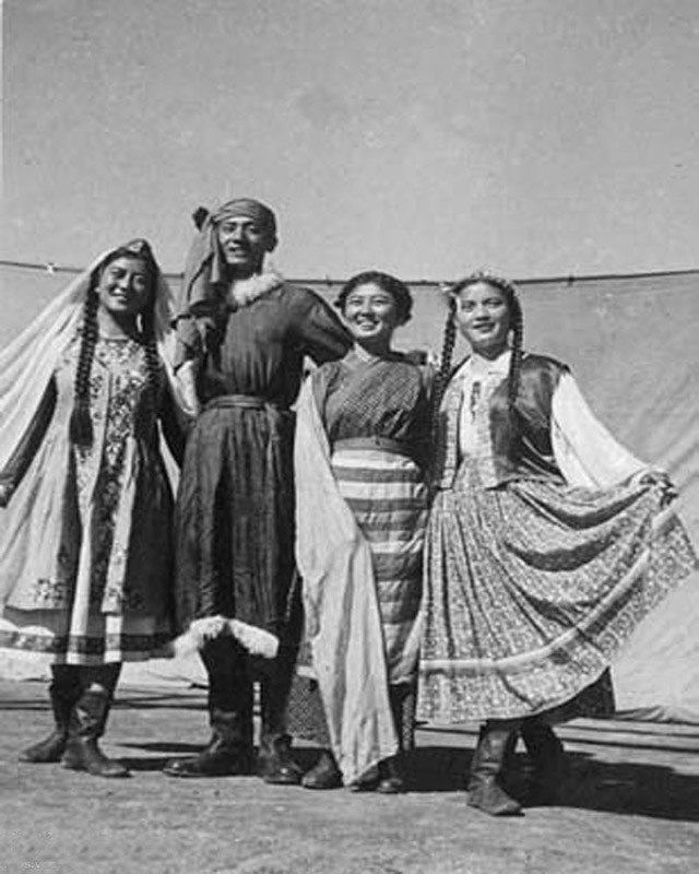 1954年2月，志愿军第12军文工团在坦克团演出后留影。