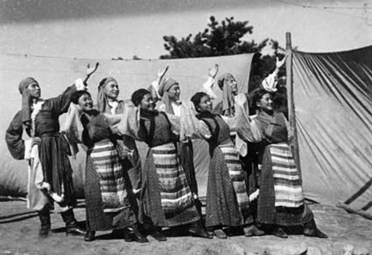 1954年2月，志愿军第12军文工团在朝鲜某地为战士们演出西藏舞。