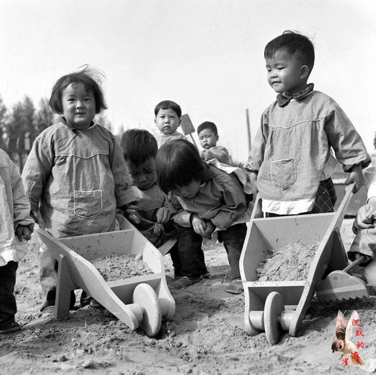 1954年大同煤矿托儿所孩子玩推土车游戏