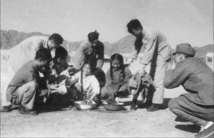1954年秋，志愿军第15军归国后在北京南口坦克团演出后帮战士洗衣服。