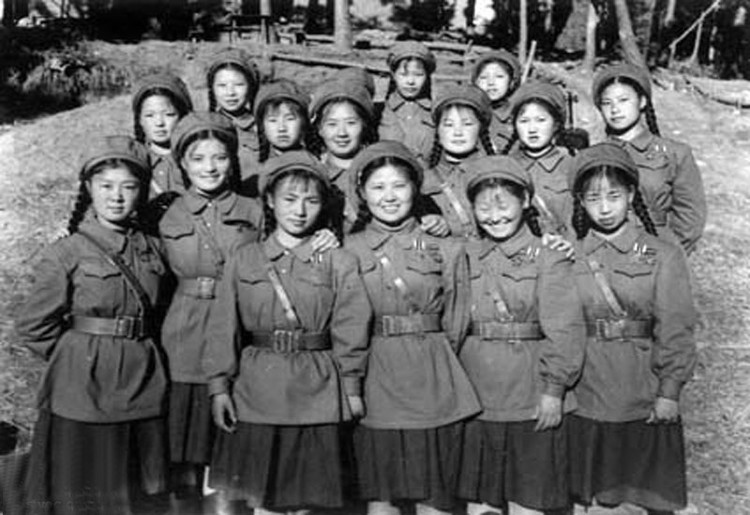 1954年，志愿军第12军文工团的演员们穿上了正规的演出服