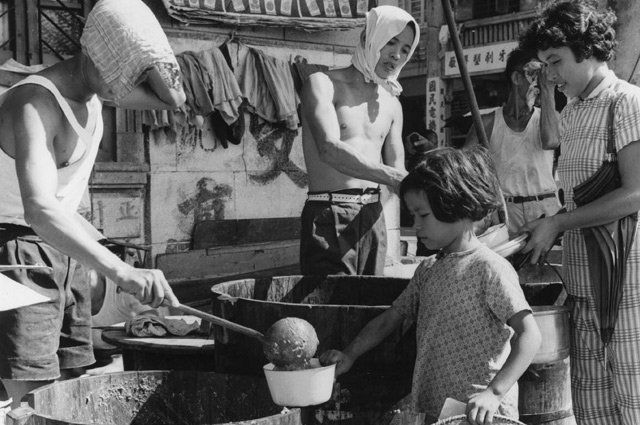 1955年台风之后，香港市民为逃港者送粥