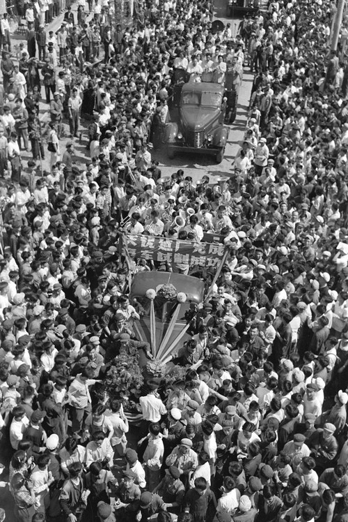 1956年7月14日，第一汽车制造厂欢庆我国试制出首批国产解放牌载重汽车。先进生产者、职工代表和厂领导，乘着自己制造的汽车组成报喜队，向吉林省和长春市党政领导机关报喜