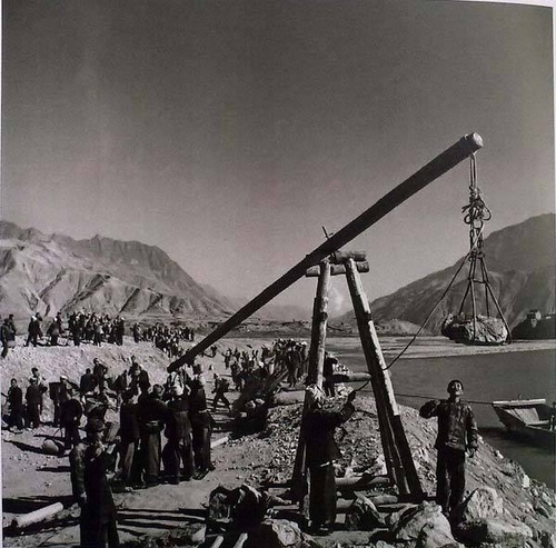 1957 甘肃武都农民利用冬季农闲，填江造田