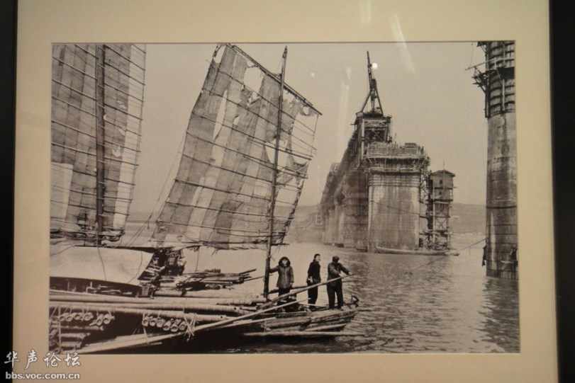 1957年建成了长江上第一座铁路桥——武汉长江大桥。图为1957年，建设中的武汉长江大桥。