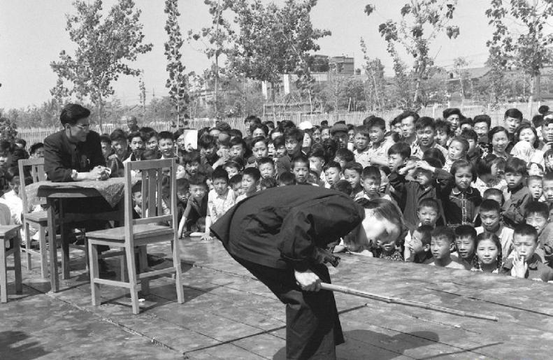 北京人民艺术剧院1958年5月18日在北京街头演出独幕话剧《查卫生》。图为著名话剧演员舒绣文（右）和胡浩（左）演出《查卫生》的一个场面。
