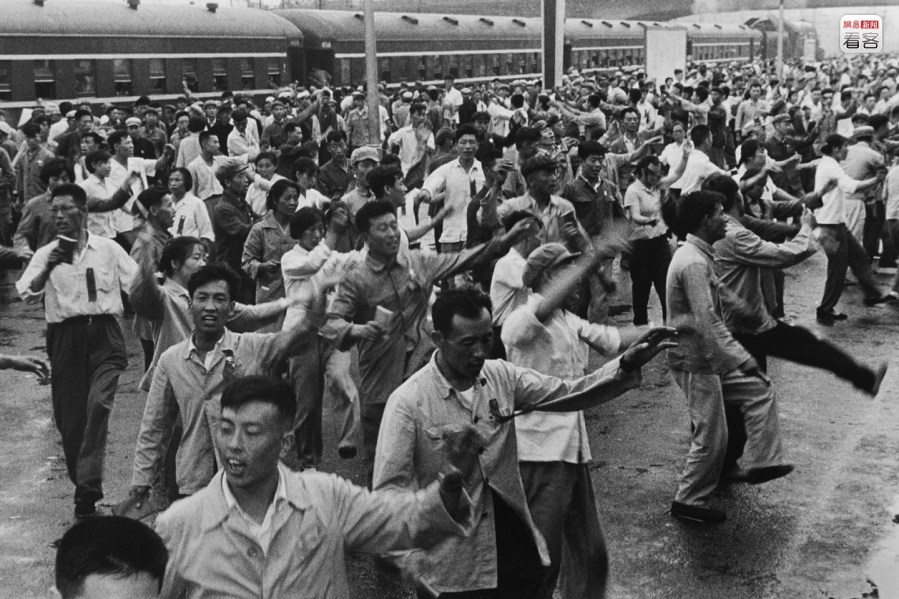 1967年5月，在沈阳开往大连的列车走到大石桥站时，毛主席最新最高指示发表，列车暂停，有人说要下车去跳忠字舞，全体旅客走上站台