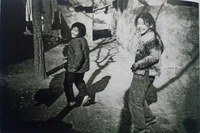 1967年陕西西安 工厂宿舍区里，跳橡皮筋的小姑娘