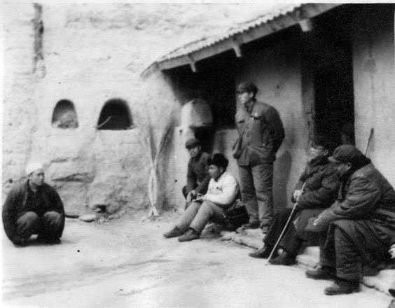 1972年3月6日在现场审讯“反革命骨干”咸得有（右一是施义之） 黑龙江