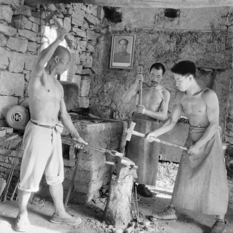 1975年，石门水库工地的铁匠炉。王树洲摄影