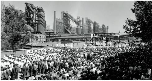 1976年，武汉钢铁公司全厂职工深切悼念毛主席