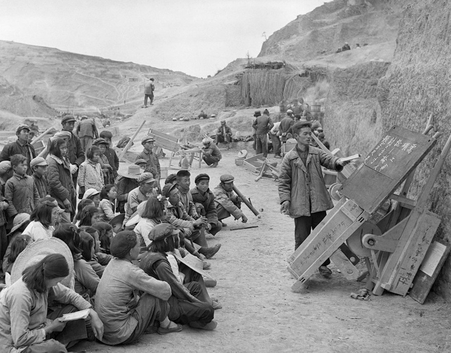 958年，云南玉溪县凤凰水库工地上的民工利用休息时间识字。