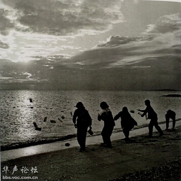 　1965•福建厦门 民兵利用水上漂流原理，向台湾方向散发政治宣传品。