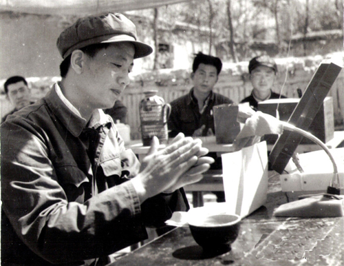 　1976年5月7日，34岁的刘树远被领导派去20里外的一个文艺宣传点，拍摄一些教育革命宣传成果素材