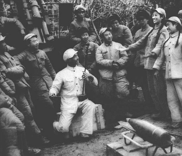 上甘岭紧张战斗之时，志愿军文工团员前往前沿阵地慰问炮兵部队。