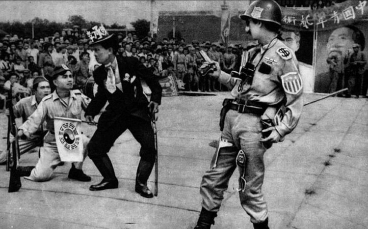 中国青年艺术剧院在北京街头演出话剧《纸老虎》。饰演美军的演员身上花哨的各种徽章代表当时中国人对美国的抽象印象。