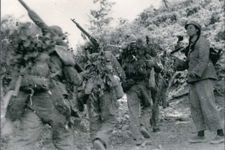 为鼓舞志愿军战士士气，部队在行军的时候，志愿军女战士在一旁打快板，说唱着顺口溜