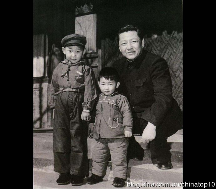 习仲勋与儿子近平(左)、远平(右) 1958