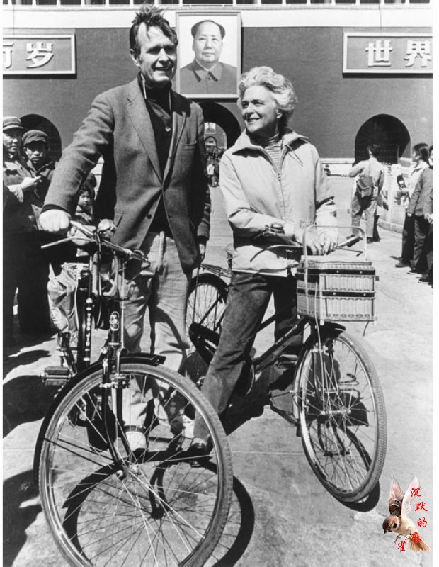 他和妻子芭芭拉在1974年骑自行车的照片