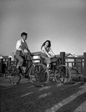 休假日徐真华和孔阿菊骑了自行车一块儿去看电影。俞创硕 摄（1952年7月1日）