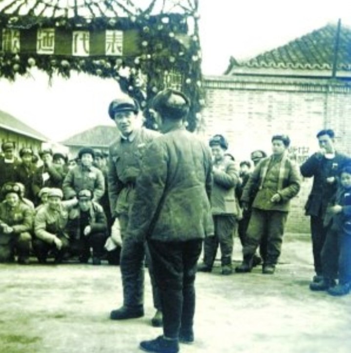 侯宝林为战士们演出。