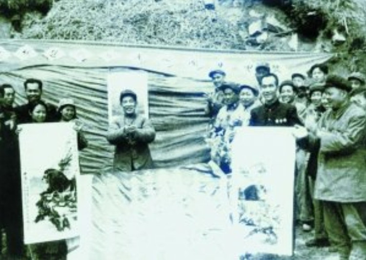 侯宝林向志愿军战士献礼。