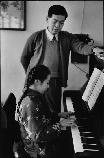 北京福兴面粉厂厂长孙孚凌和他的女儿 (孙允文) 在家里。北京 1957年