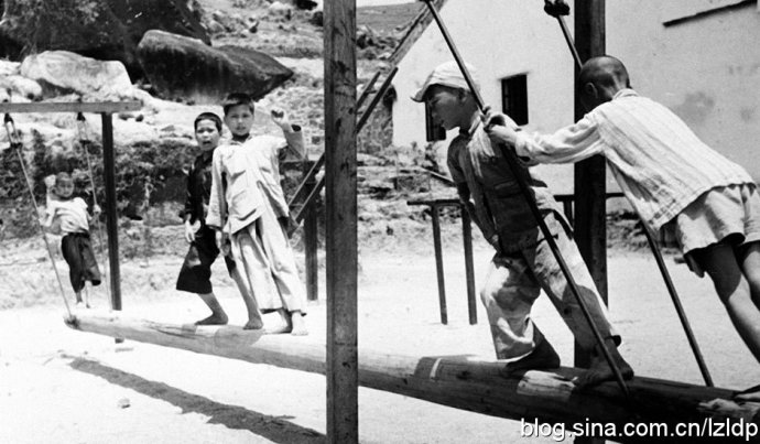 图为1952年，广东省台山县广海渔民子弟学校的小学生在练习走浪桥