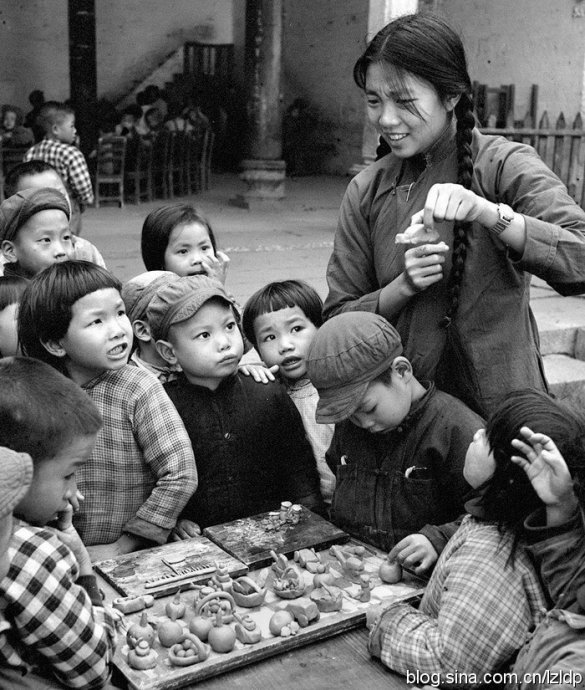 图为1958年11月，广州市郊区三元里一所幼儿园的小朋友们在老师的指导下做泥工