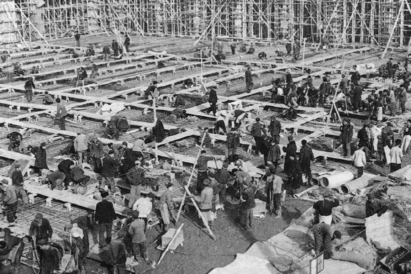 图为人民大会堂施工工地