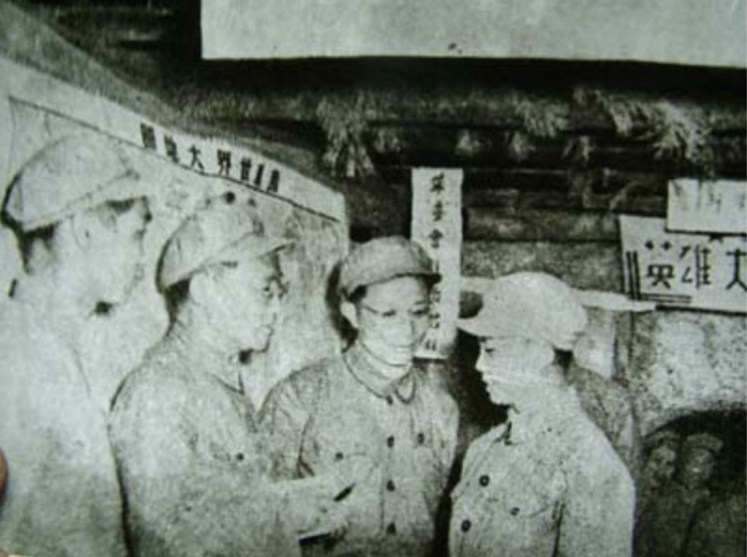 巴金在朝鲜 周晓倩 文 从左到右 依次是作家黄谷柳，巴金，音乐家 王莘 和志愿军战士。