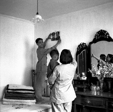 徐真华和孔阿菊搬进了曹杨新村，他们愉快的布置着新房。汪刚 摄（1952年7月3日）